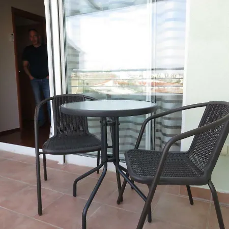 Modern And Stylish Apartment Tajmin アパート