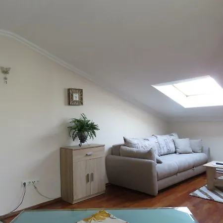 Modern And Stylish Apartment Tajmin アパート