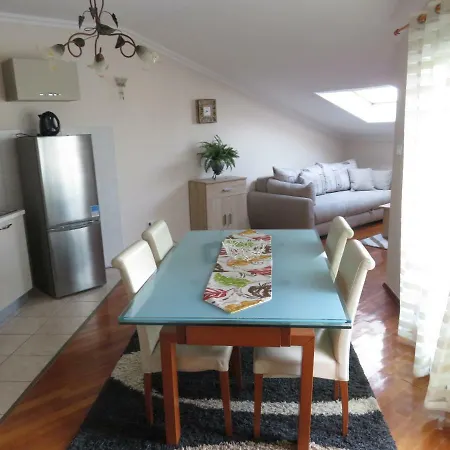 Modern And Stylish Apartment Tajmin アパート