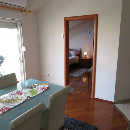 Modern And Stylish Apartment Tajmin