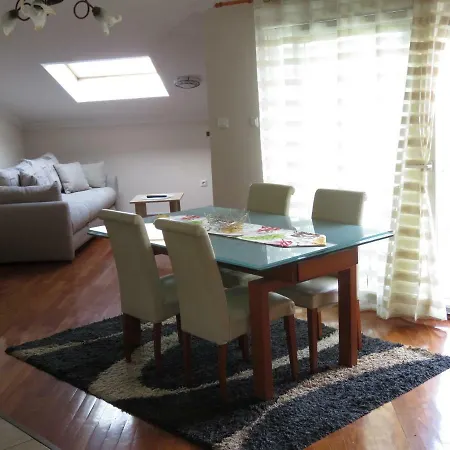 Modern And Stylish Apartment Tajmin ザダル